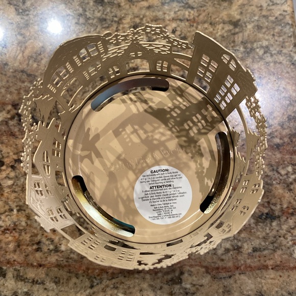 āVillage Sceneā by Bath & Body Works, 3-Wick Candle Holder, 2024 Series, NWT Box - Picture 5 of 15